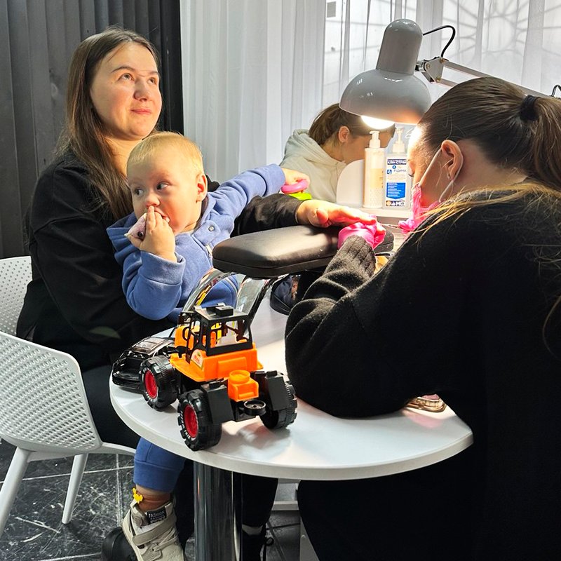 Мама з дитиною в студії